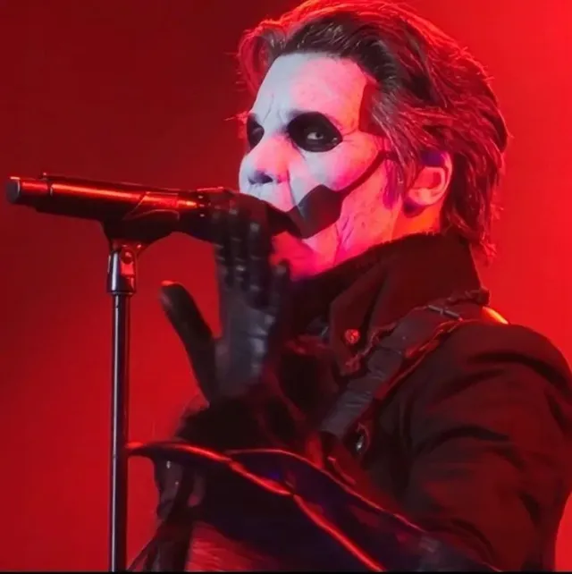 Papa Emeritus IV - Copia || Sneaking