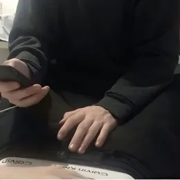 Distracted (boy)friend