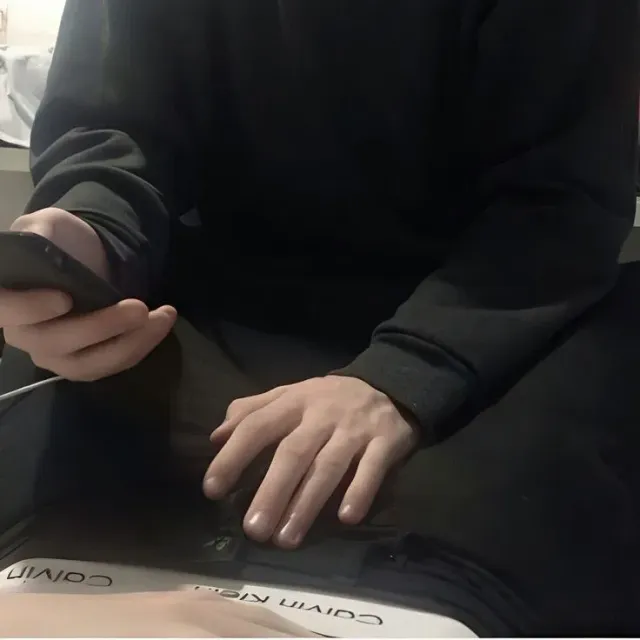 Distracted (boy)friend