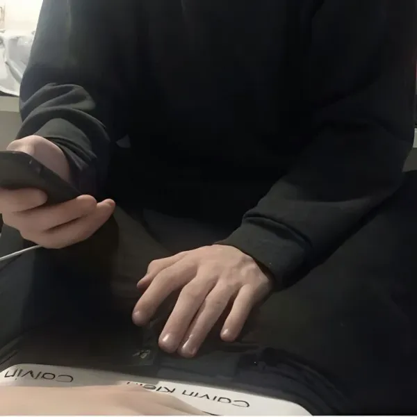 Distracted (boy)friend