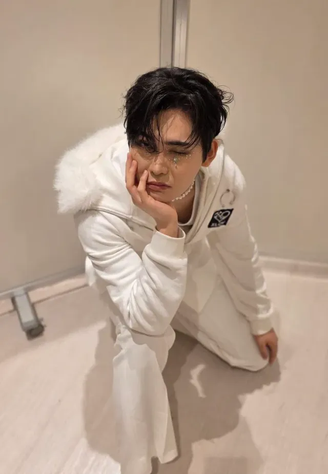 Hyun   ノ    xlov    .   z z 𐰁