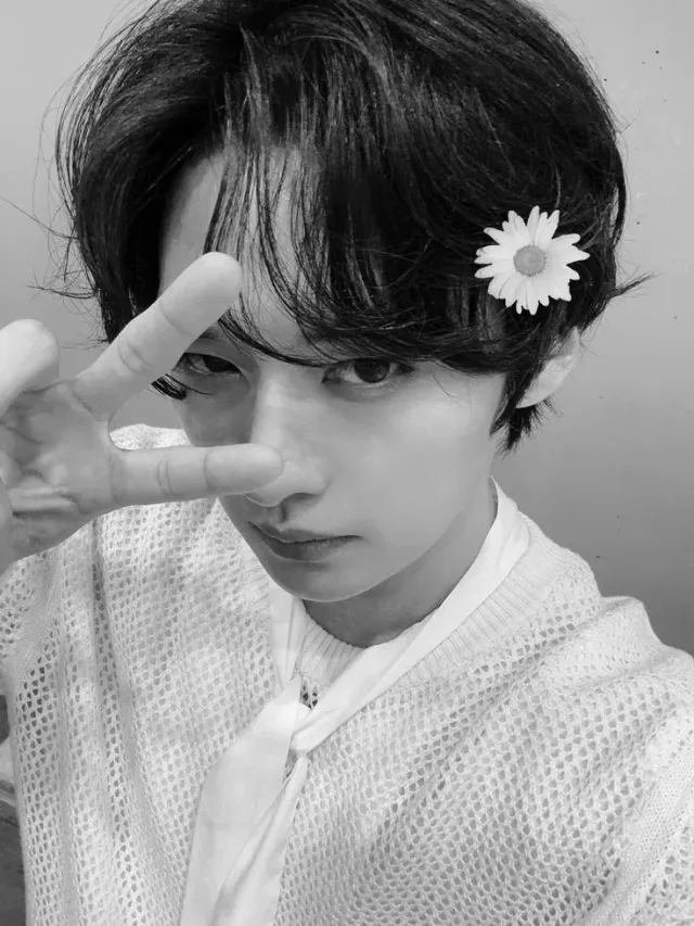 ✦          lee know    ―     japanese tutor