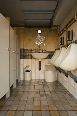 Glory hole - toilettes publiques abandonnés.