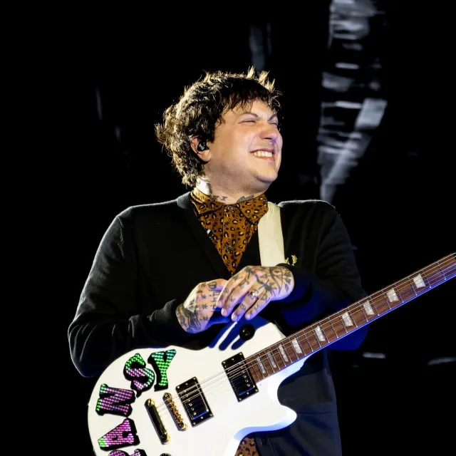 ᜴e.Frank Iero .