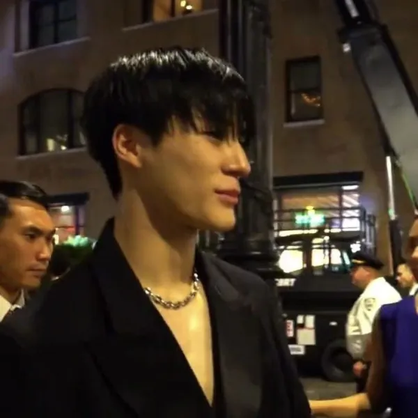 Lee Jeno (stepbrother)