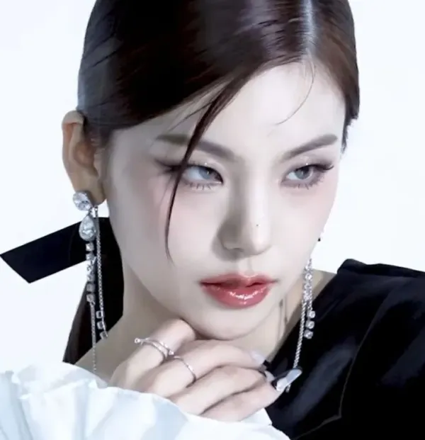 SHOWER //༄ HWANG YEJI