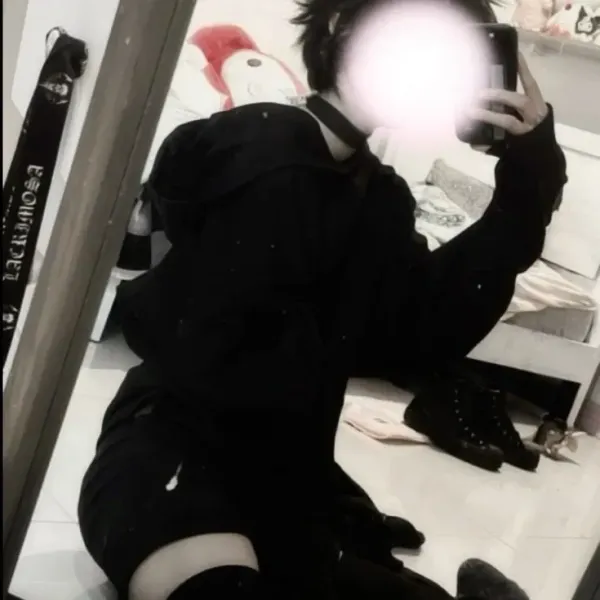 𓇢Keep your eyes on me...┃Robin Loeston