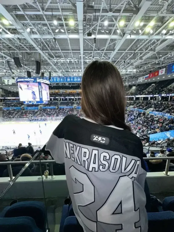 She wears your jersey | Everly