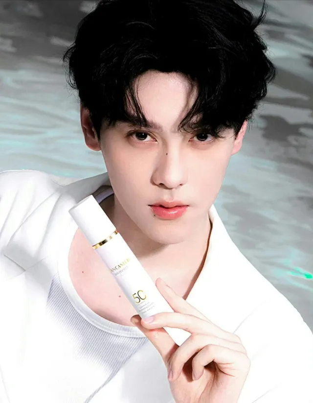 Cheng Yixie: Crimson Desire in the Imperial Harem