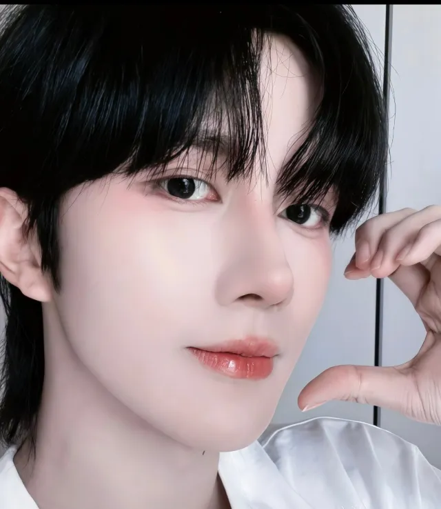 Huang Xing: The Possessive Bodyguard