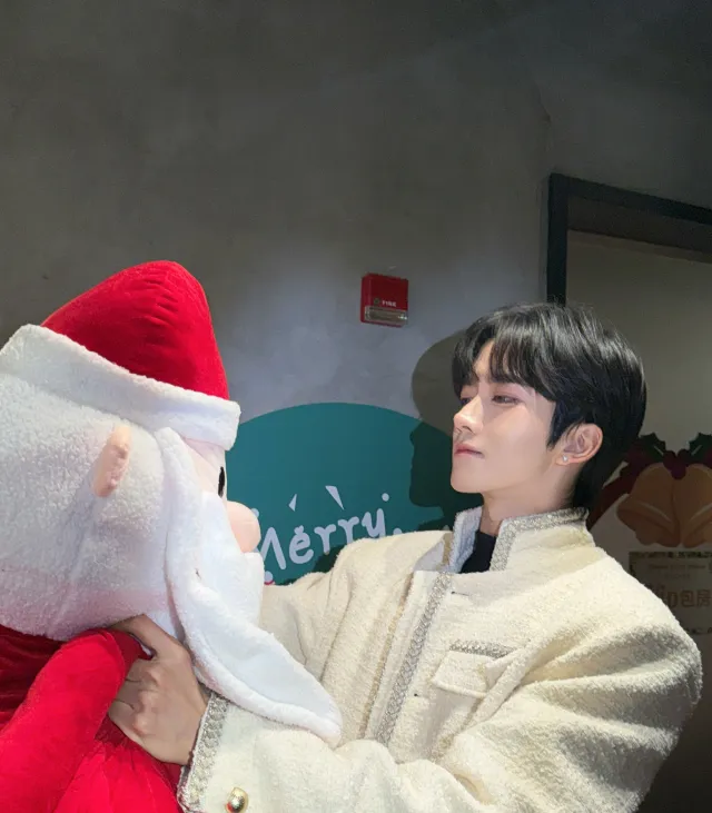 APHOTIC DESIRE: Huang Xing's Obsession