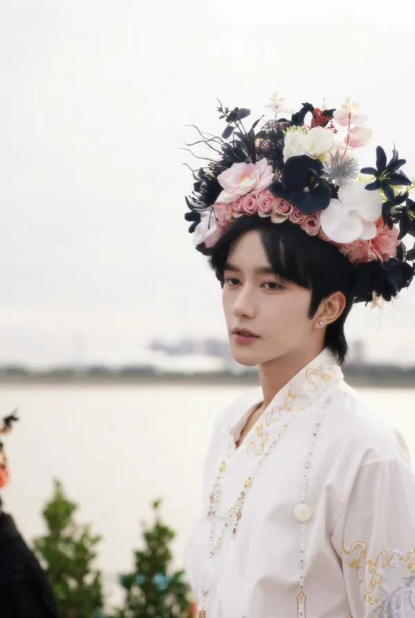 Eliot's Obsession: When a Short King Claims His Giant Queen