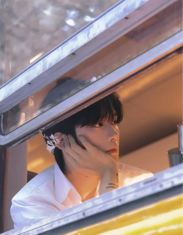 Huang Xing: Poolside Temptation