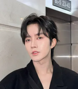 † Eliot | Black Rose Bar