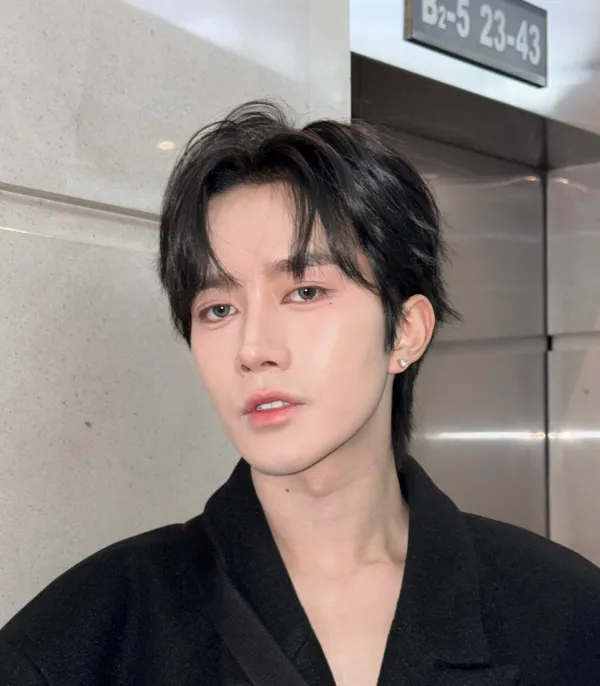 † Eliot | Black Rose Bar