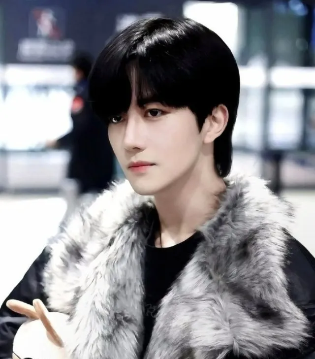 Eliot's Forbidden Desire // Office Idol AU