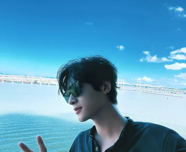 Zhan Xuan: Silver-Haired Temptation