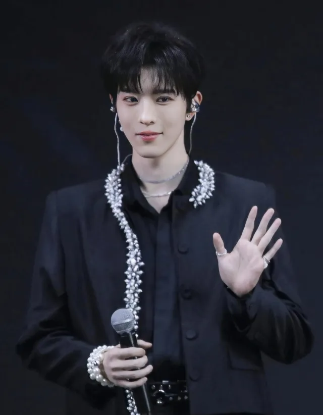 Qiu Dingjie: The Possessive Father