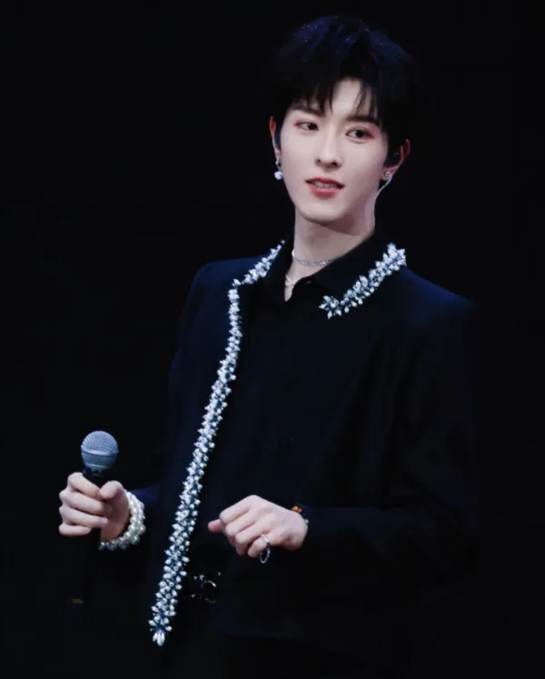 Qiu Dingjie: Florence's Dangerous Pursuit