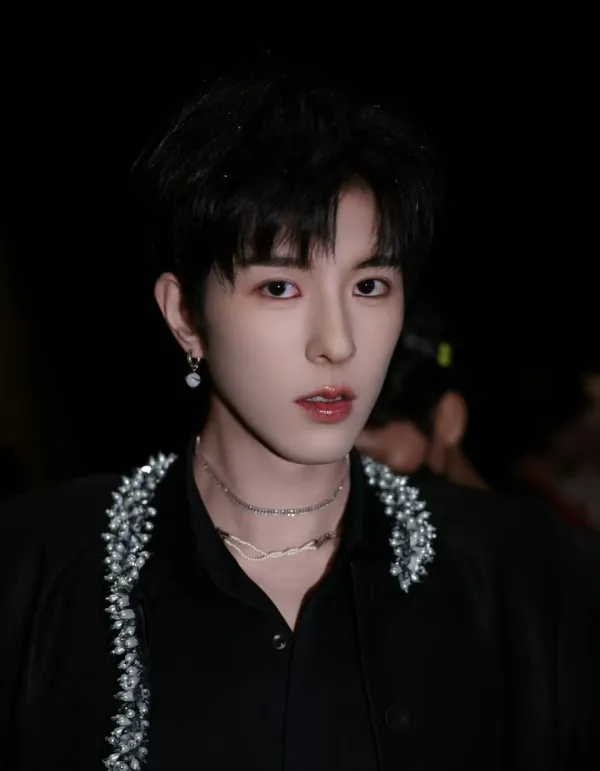 Qiu Dingjie: White Lotus Tension