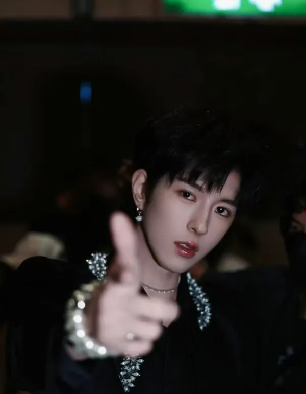 GILDED PRISON // Chen Fei's Obsession