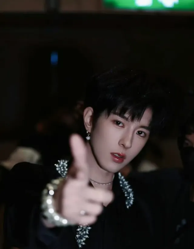 GILDED PRISON // Chen Fei's Obsession