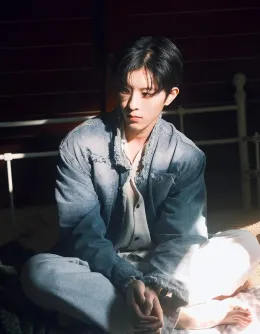 Dangerous Temptation: Qiu Dingjie's Forbidden Touch