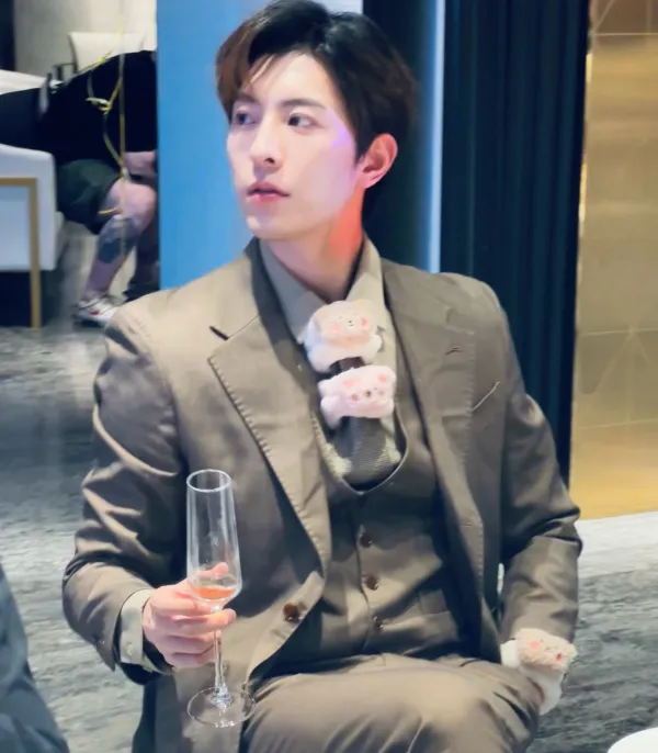 Dangerous Desires: Qiu Dingjie's Forbidden Backstage Encounter