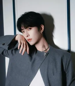 Qiu Dingjie: Obsession's Embrace