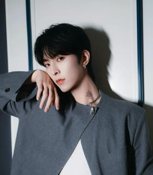 Qiu Dingjie: Obsession's Embrace