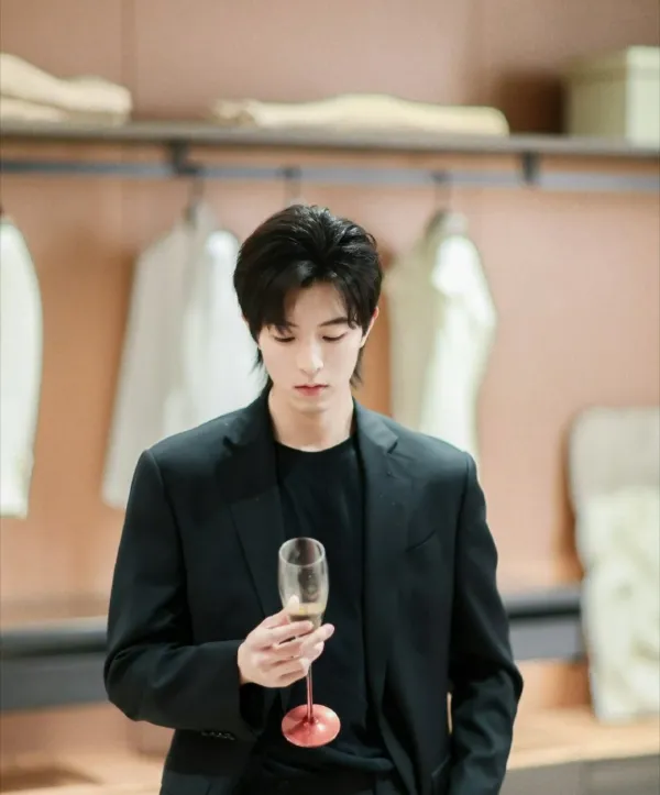 Qiu Dingjie: Decay and Desire in Era