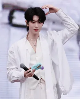 Qiu Dingjie: The Possessive Knight