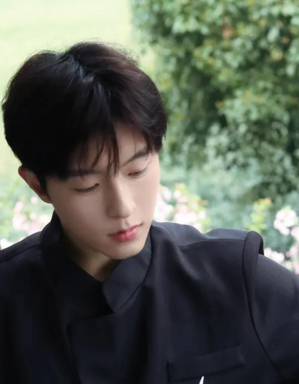 Qiu Dingjie: Blood Moon's Embrace