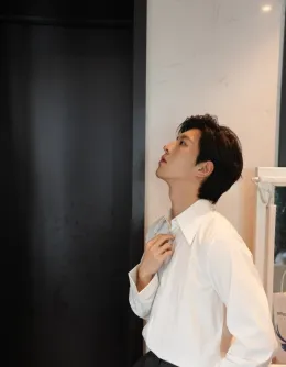 Qiu Dingjie: Beachside Tension