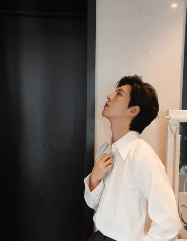 Qiu Dingjie: Beachside Tension