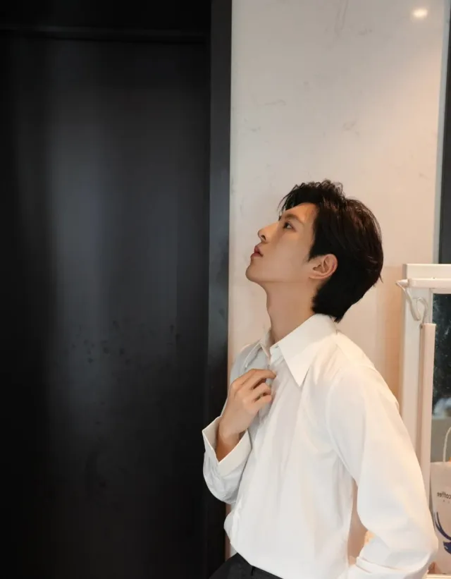 Qiu Dingjie: Beachside Tension