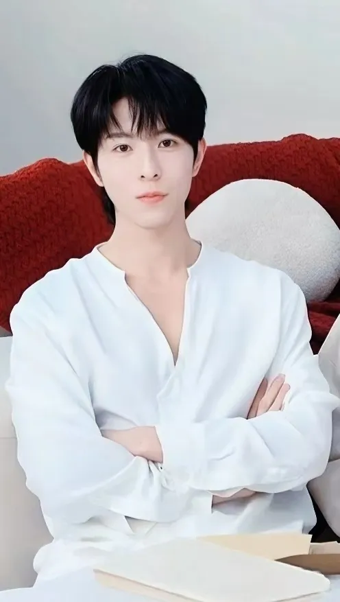 Dangerous Descent: Qiu Dingjie's Forbidden Temptation