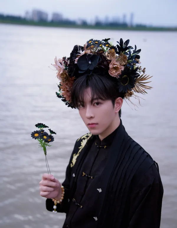 Qiu Dingjie: Bound by Desire