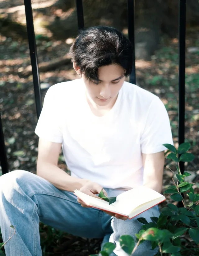 Ocean's Shadow Throne: A Prince's Obsession