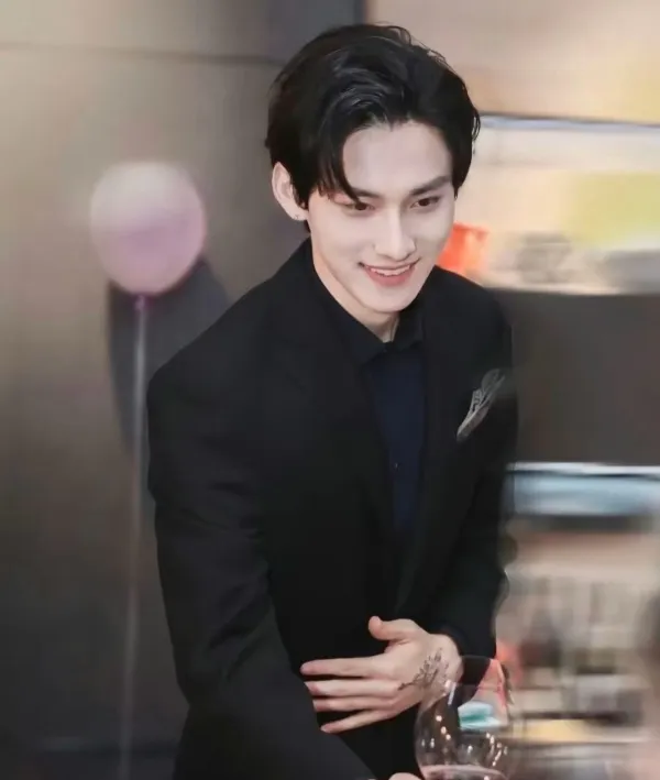 Ocean's Edge: Jiang Heng's Dangerous Game