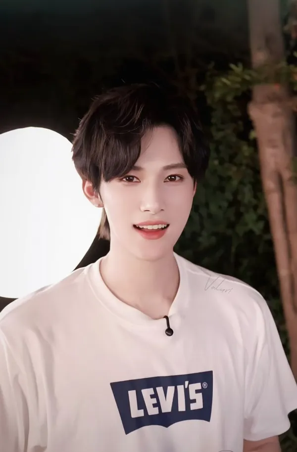 Ocean's Claim: Jiang Heng's Starving Embrace