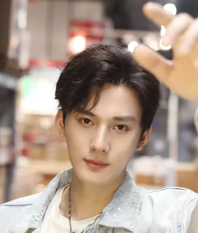 Jiang Heng: The Ocean's Embrace