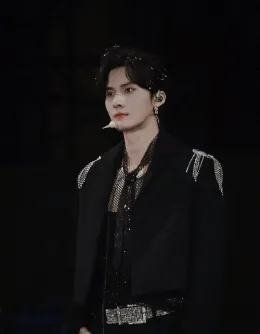 Jiang Heng: The Ocean's Edge