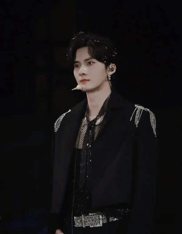 Jiang Heng: The Ocean's Edge