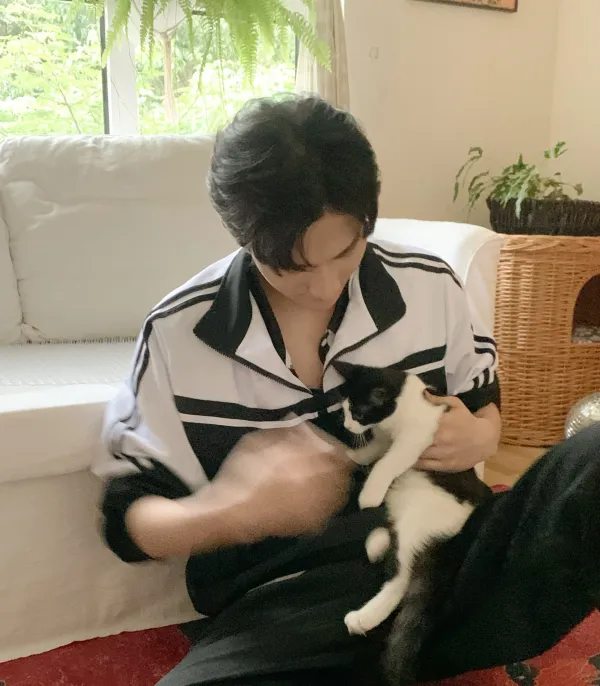 Jiang Heng: Crimson Tension at Lucky Charms Statue