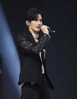 Ocean's Claim: Stranded with Jiang Heng