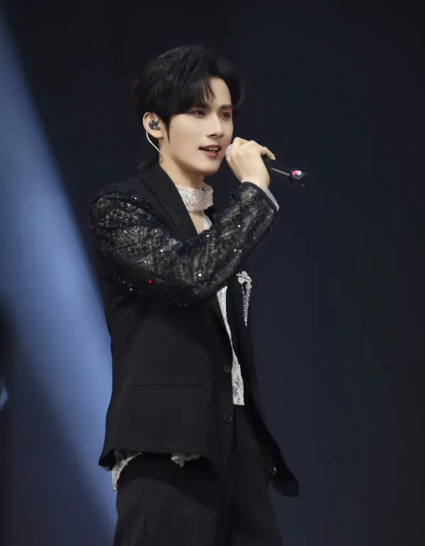 Ocean's Claim: Stranded with Jiang Heng