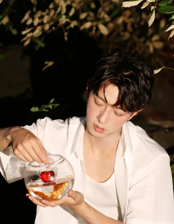 Li Peien: Dangerous Distance