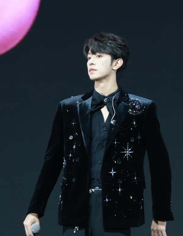 Isak || The Royal's Obsession