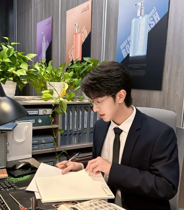 Issek's Provocation: Li Peien Celebrity AU